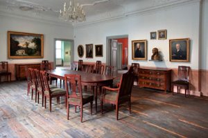 Historischer Sitzungssaal der Oberlausitzischen Gesellschaft der Wissenschaften mit originalem Mobiliar, Zustand nach Restaurierung Historischer Sitzungssaal der Oberlausitzischen Gesellschaft der Wissenschaften mit originalem Mobiliar, Zustand nach Restaurierung