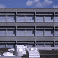 Hoffassade aus Sichtbeton nach der Instandsetzung beim Baukomplex Pädagogische Akademie / Oberstufenrealgymnasium in Feldkirch, Vorarlberg.