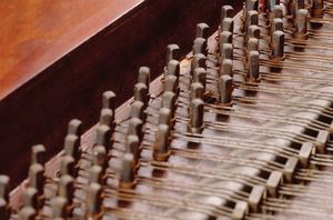 Detailaufnahmen des Flügels von Boisselot, den Franz Liszt in seinem Arbeitszimmer in der Altenburg während seiner Zeit als Hofkapellmeister benutzte